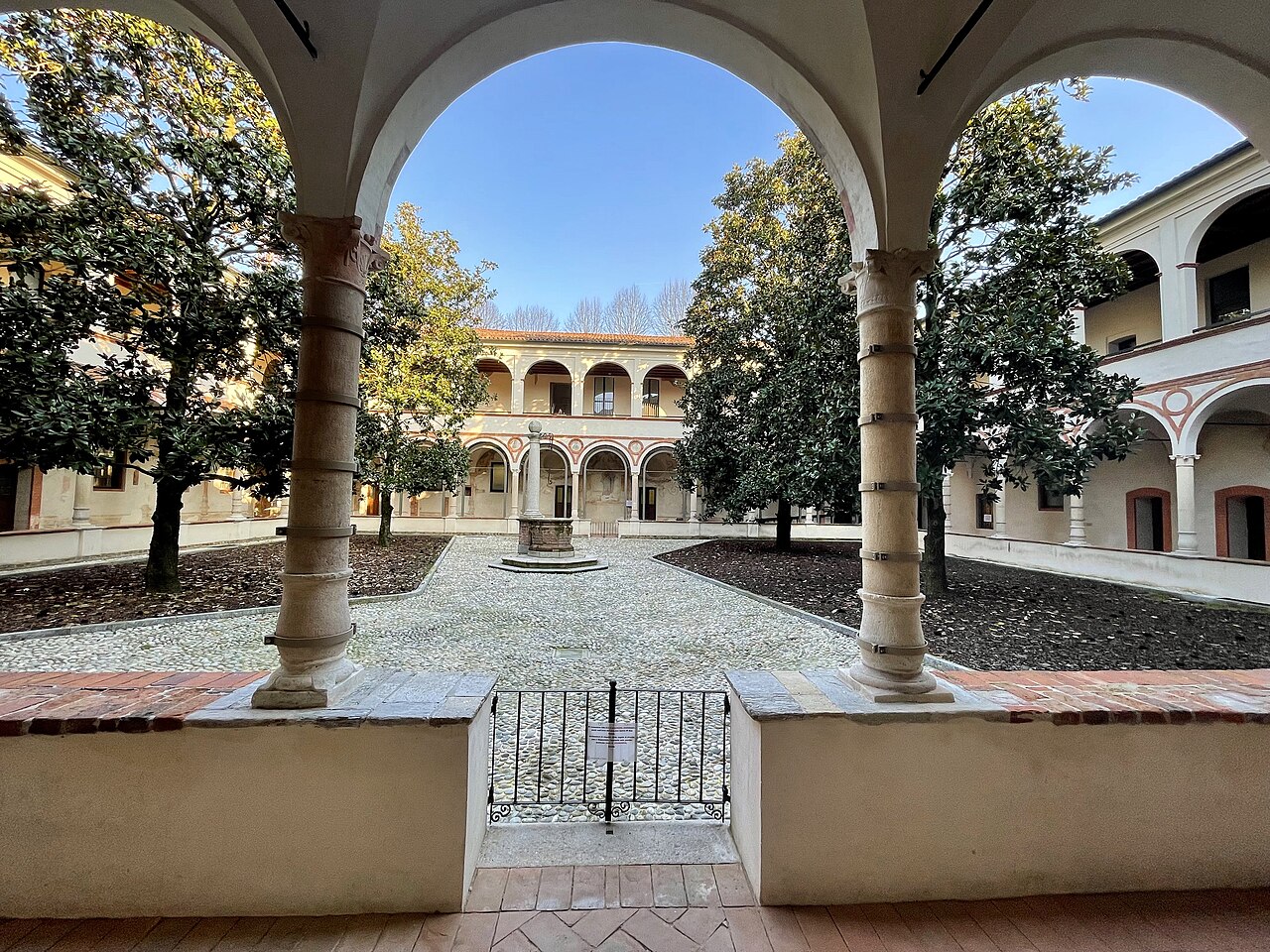 Il chiostro dell’ex monastero di San Felice a Pavia, visto sotto il porticato