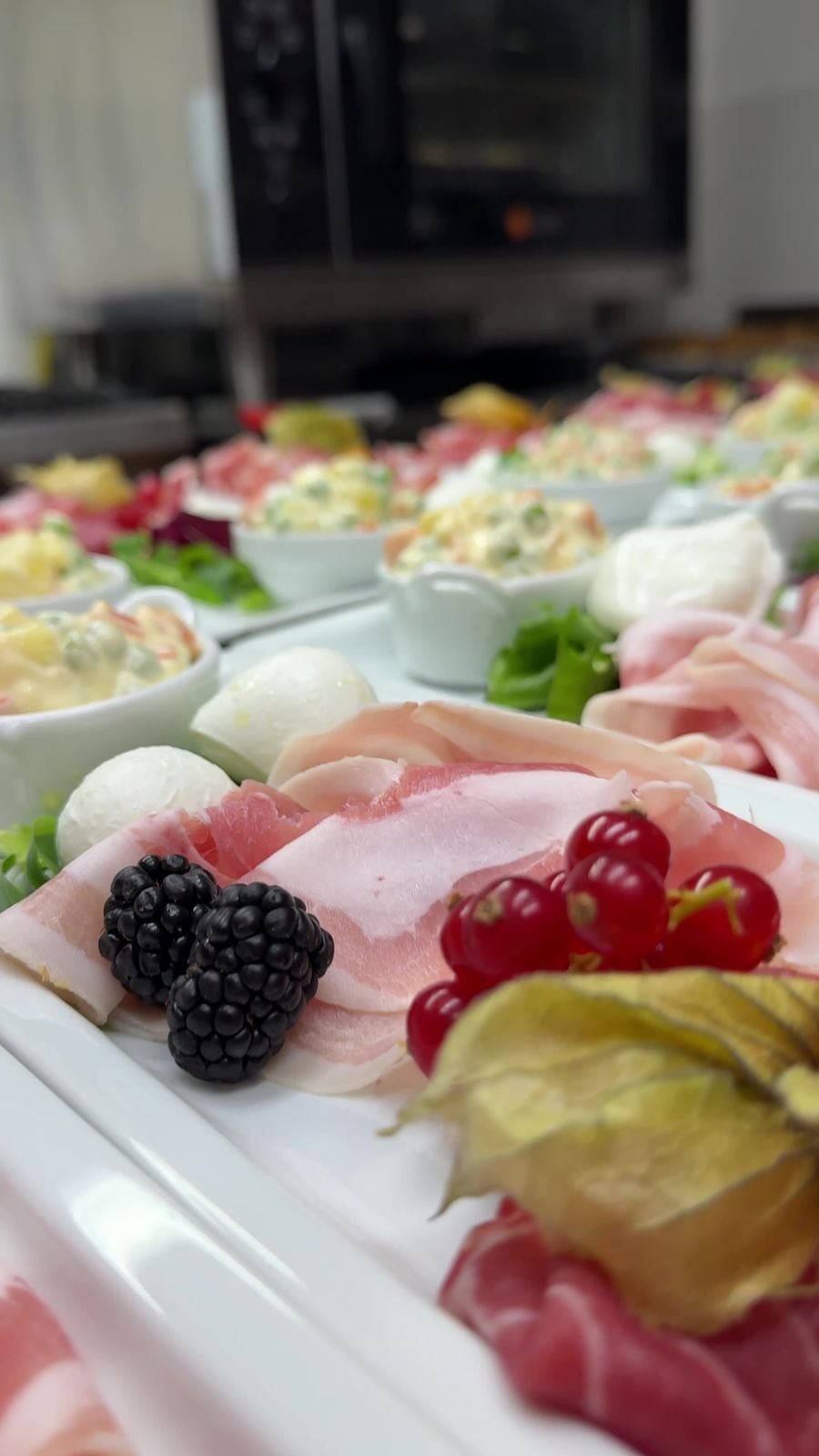 Piatti di antipasti pronti sul banco della cucina