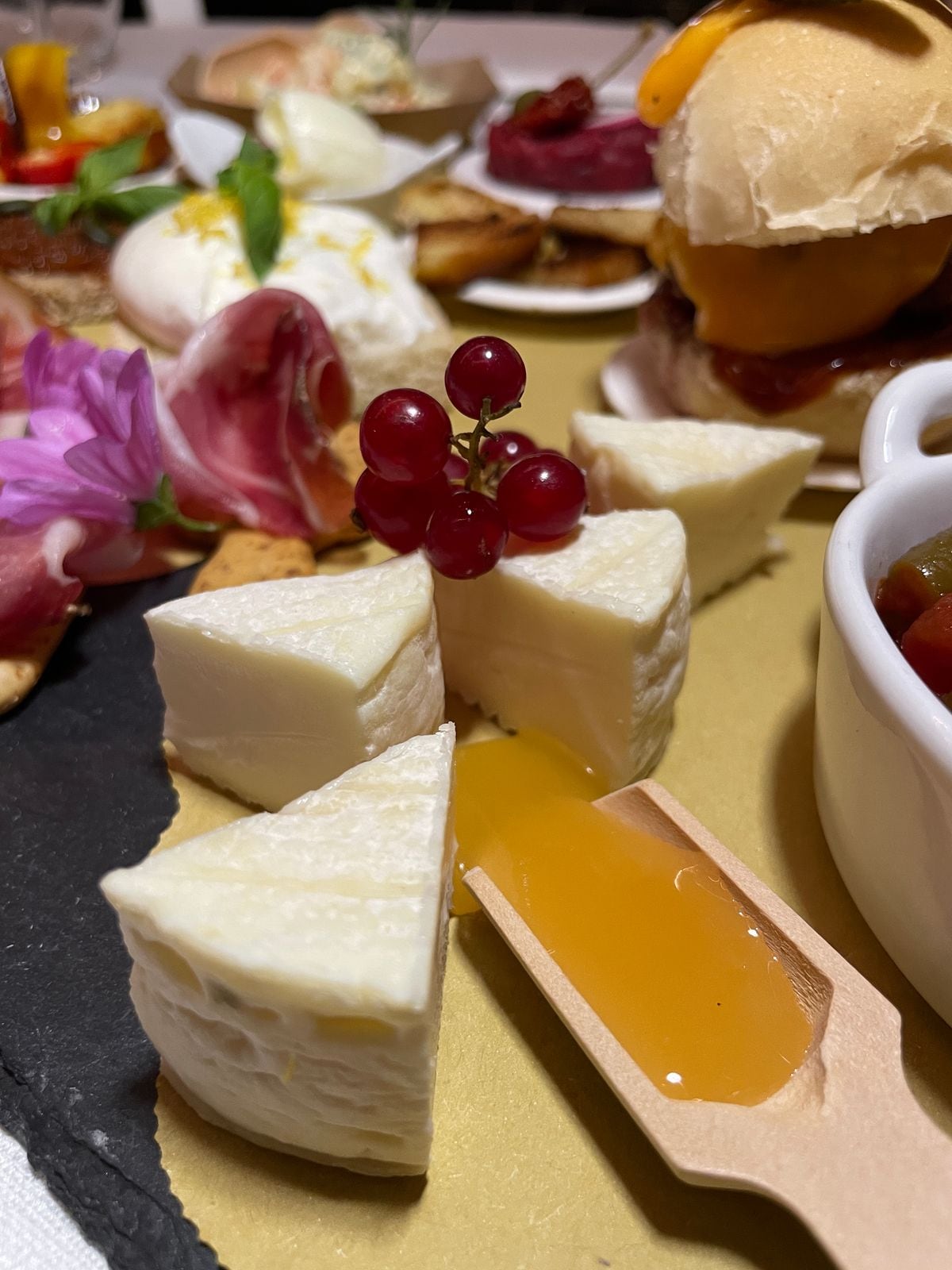 Formaggi e ribes in primo piano tra gli assaggi del ristorante