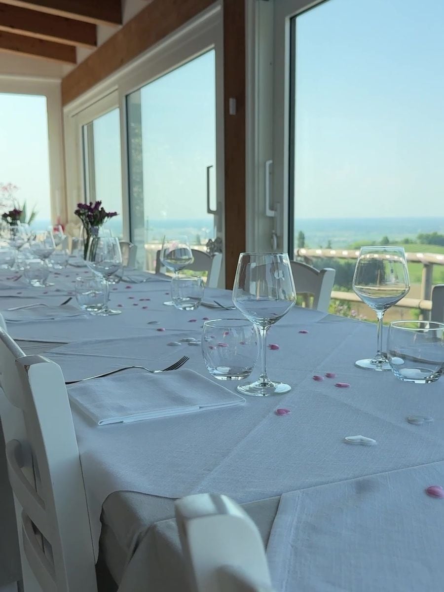 Les tables dressées dans la véranda vitrée