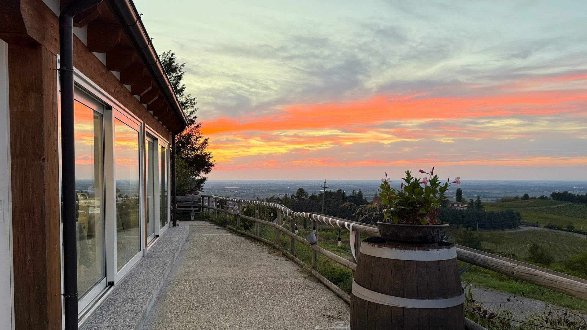 La veranda di 700 Enolocanda e il panorama al tramonto