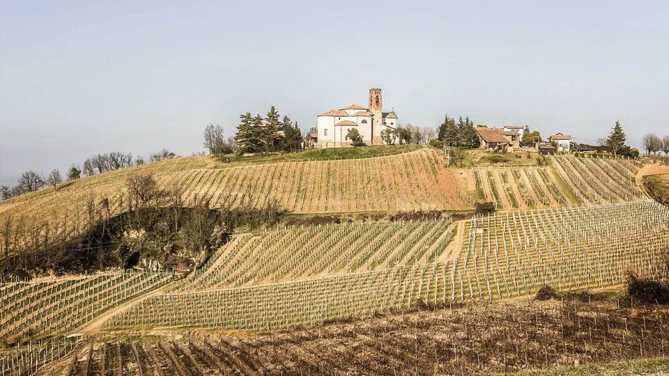 Vista verso nord dalla terrazza di 700 Enolocanda sulla chiesa di Santa Giuletta e la Pianura Padana